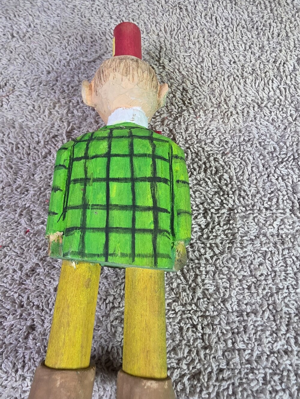 Handcrafted Folk Art Green Wooden Figurine Pair with Red Bow Ties - Picture 15 of 16